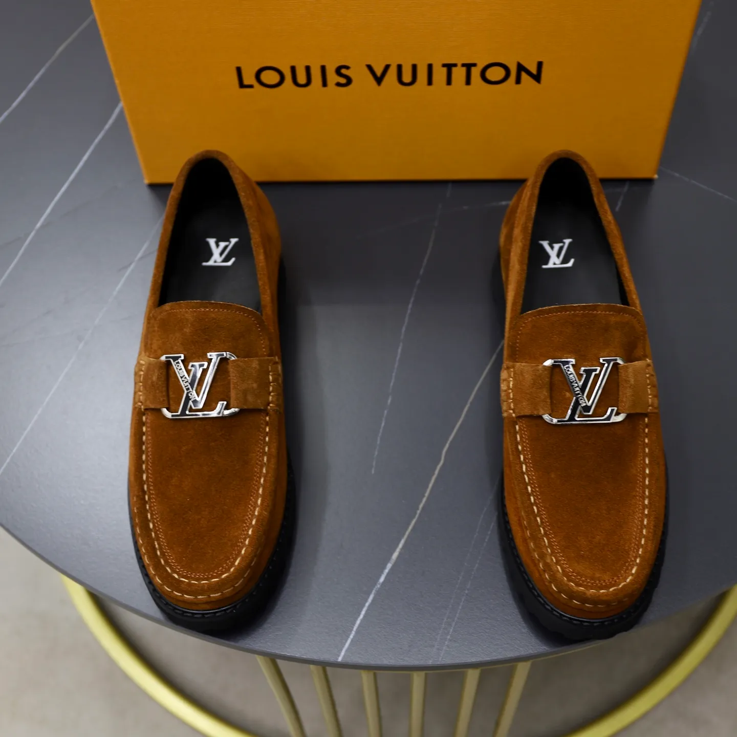 Ex-factory price: 600💰Louis Vuitton LV men's classic Oxford shoes, men's business formal boutique leather shoes, classic style, almond kernel exquisite toe, ultimate art, the whole shoe is made of imported cow leather (open edge beads), carefully selected, fine pores, excellent gloss, soft texture, strong toughness, durable and not easy to deform, apricot fetal cowhide leather lining, soft and comfortable, sweat-absorbent and breathable. Foam outsole, original box and dust bag packaging! Size: 38–44 (45/46 customized)